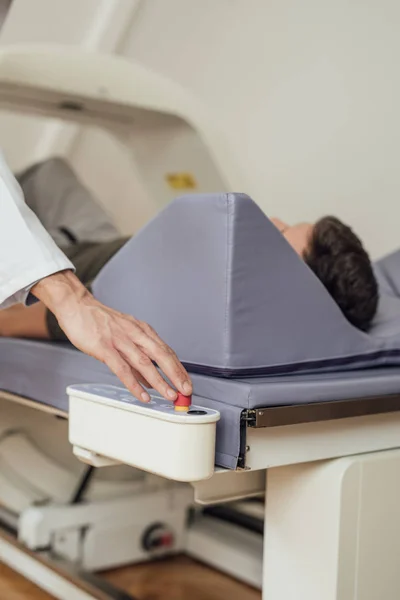 Mano Técnico Médico Que Opera Densitómetro Óseo Mientras Paciente Está —  Fotos de Stock