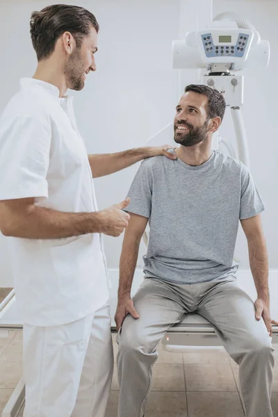 Jovem Médico Seu Paciente Conversando Frente Uma Máquina Raios Uma — Fotografia de Stock