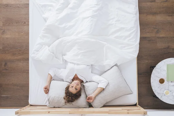 Vrij Lachende Kaukasische Vrouw Wakker Haar Bed Thuis — Stockfoto