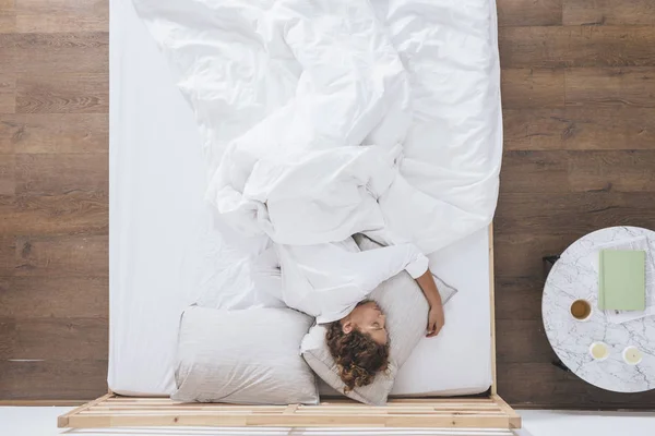 Powyżej Widok Ładny Kaukaski Kobieta Spanie Łóżku — Zdjęcie stockowe
