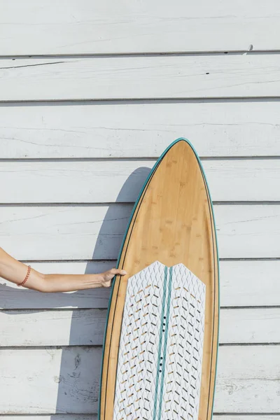 Sörf Tahtası Tutan Unrecognisable Kadın Eli — Stok fotoğraf