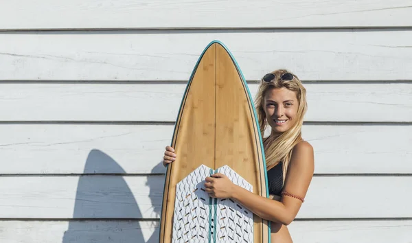 Retrato Uma Bela Loira Sorridente Caucasiana Surfista Posando Com Sua — Fotografia de Stock