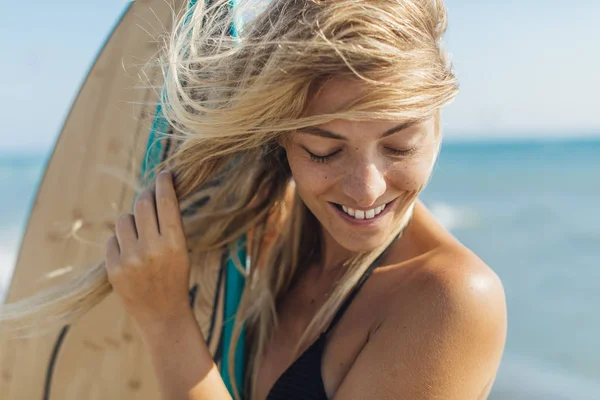 Retrato Uma Mulher Loira Bonita Surfista Praia — Fotografia de Stock