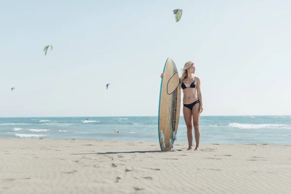 Onu Sörf Tahtası Ile Plajda Durup Güzel Genç Beyaz Kız — Stok fotoğraf