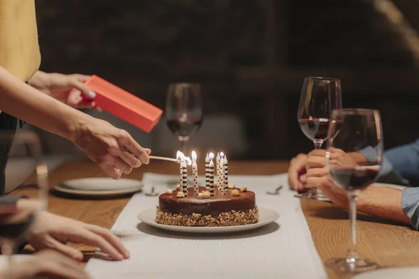 Handen Van Onherkenbaar Vrouw Verlichting Birthday Kaarsen Met Wedstrijd — Stockfoto
