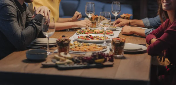 Grupo Personas Reconocibles Comiendo Adn Beber Vino Cena Casa — Foto de Stock