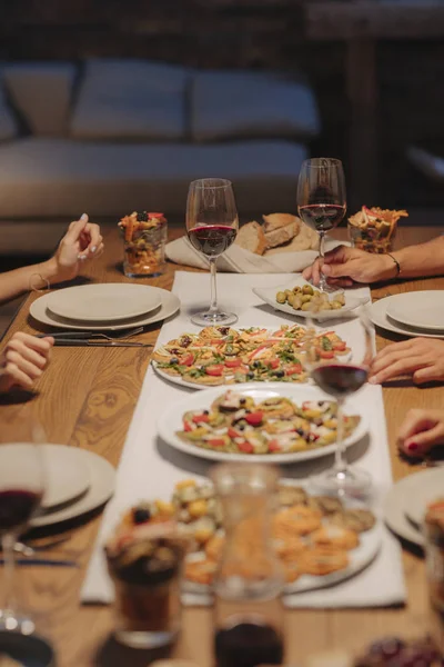 Groep Urrecognisable Mensen Eten Drinken Van Wijn Diner Thuis — Stockfoto