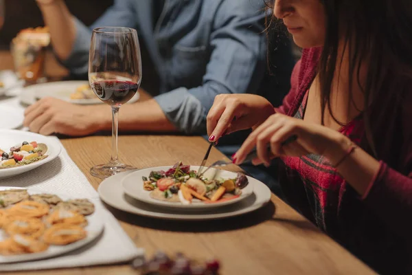 Grupo Personas Reconocibles Comiendo Adn Beber Vino Cena Casa —  Fotos de Stock