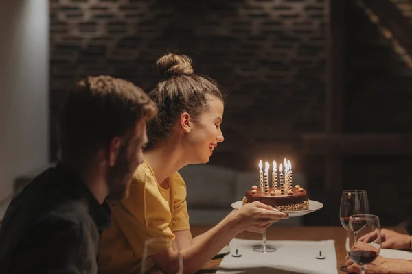 Piękna Młoda Kobieta Uśmiechający Się Trzyma Tort Urodzinowy Imprezie — Zdjęcie stockowe