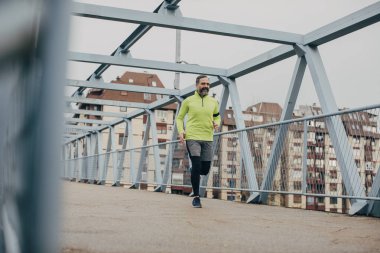 City adlı koşan yakışıklı orta yaşlı beyaz adam.