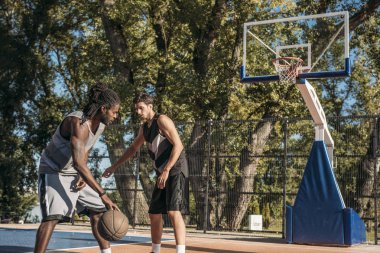 İki açık kortu de basket oynarken dostum.