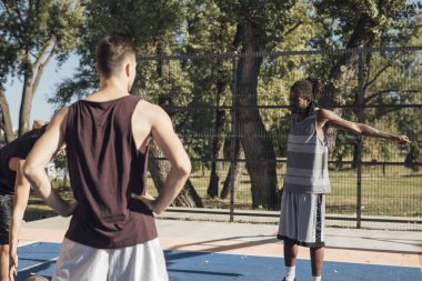 Germe egzersizleri birlikte basketbol takım arkadaşları Grup.