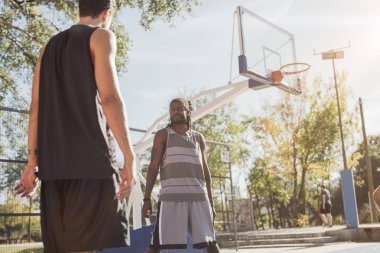 Germe egzersizleri birlikte basketbol takım arkadaşları Grup.