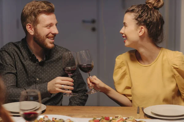 Jong Koppel Samen Met Het Drinken Van Wijn Kijken Gelukkig — Stockfoto