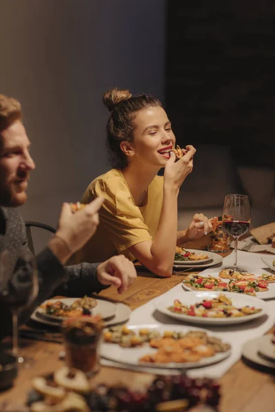 Mooie Lachende Vrouw Genieten Van Diner Thuis — Stockfoto