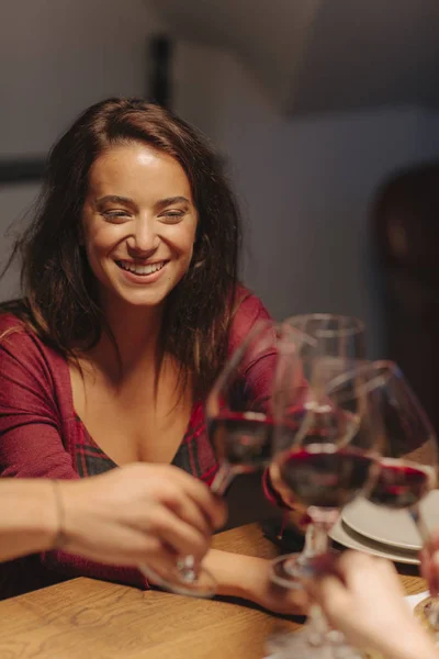 Mooie Jonge Vrouw Stijgt Wijnglas Met Haar Vrienden Zoek Gelukkig — Stockfoto