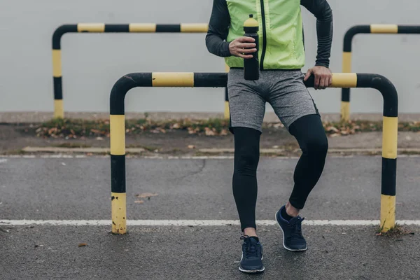 Corridore Sportivo Irriconoscibile Con Una Bottiglia Acqua Piedi All Aperto — Foto Stock