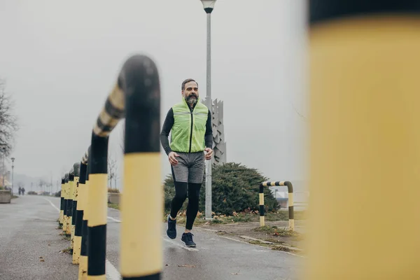 Guapo Hombre Caucásico Mediana Edad Corriendo Por Ciudad — Foto de Stock