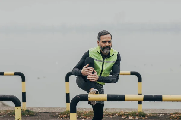 Guapo Hombre Caucásico Mediana Edad Disfrutando Recreación Mañana Estirando Sus — Foto de Stock