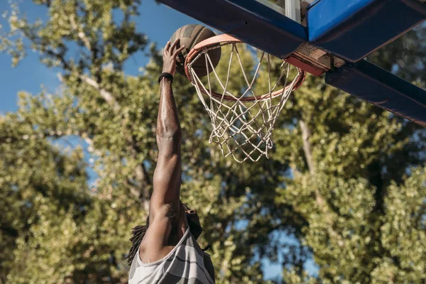 Jugador Baloncesto Disparando Pista Aire Libre — Foto de Stock