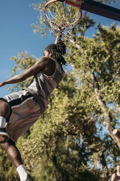 Jugador Baloncesto Disparando Pista Aire Libre — Foto de Stock