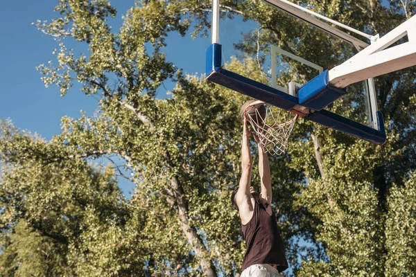 Een Basketbal Speler Schieten Buitenzwembad — Stockfoto