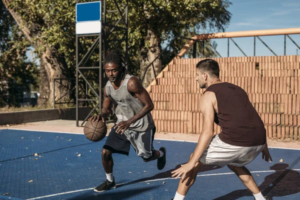 Zwei Gut Aussehende Männer Die Draußen Basketball Spielen — Stockfoto
