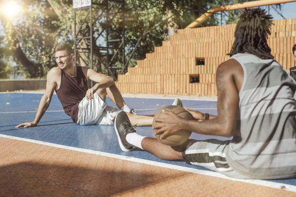 Grupo Compañeros Equipo Baloncesto Haciendo Ejercicios Estiramiento Juntos — Foto de Stock