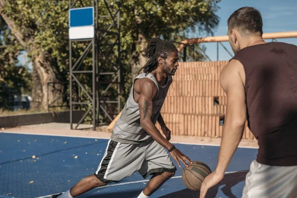 Zwei Gut Aussehende Männer Die Draußen Basketball Spielen — Stockfoto