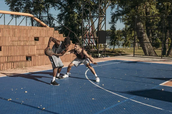 Zwei Gut Aussehende Männer Die Draußen Basketball Spielen — Stockfoto