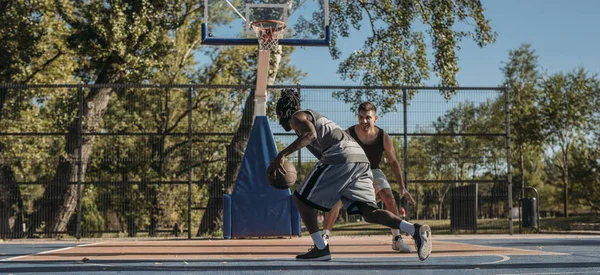 Zwei Gut Aussehende Männer Die Draußen Basketball Spielen — Stockfoto