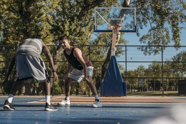 Due Bei Ragazzi Che Giocano Basket All Aperto — Foto Stock