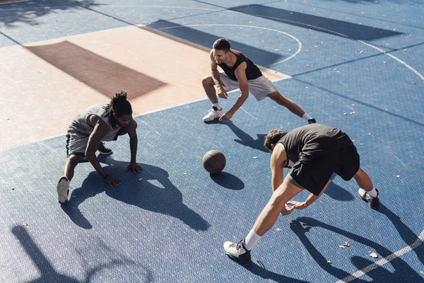 Skupina Basketbalového Týmu Dělá Protahovací Cvičení Dohromady — Stock fotografie