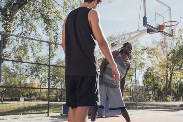 Grupo Compañeros Equipo Baloncesto Haciendo Ejercicios Estiramiento Juntos — Foto de Stock