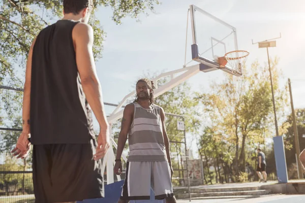 Grupo Compañeros Equipo Baloncesto Haciendo Ejercicios Estiramiento Juntos — Foto de Stock