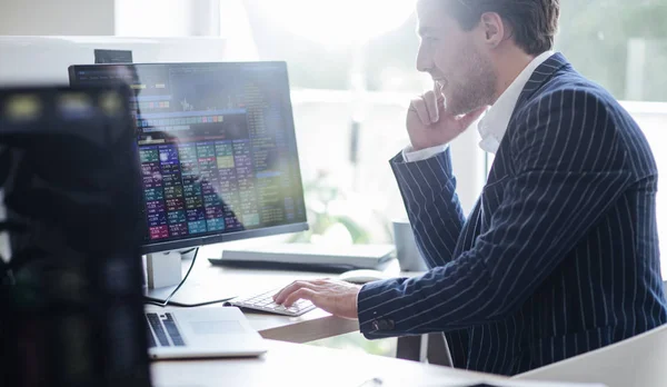 Junger Geschäftsmann Spricht Auf Einem Mobiltelefon Während Auf Einem Laptop — Stockfoto