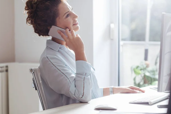 Jovem Empresária Usando Telefone Celular Enquanto Trabalhava Computador Desktop Moderno — Fotografia de Stock