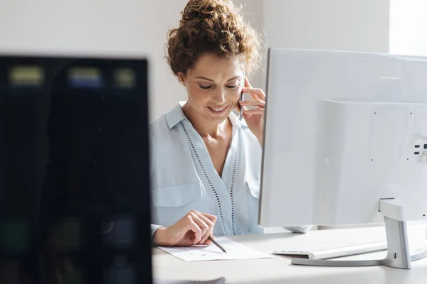 Jovem Empresária Usando Telefone Celular Enquanto Trabalhava Computador Desktop Moderno — Fotografia de Stock