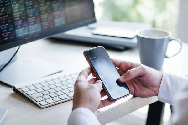 Kezében Egy Fiatal Bróker Mobiltelefon Használata Tőzsdei Munka Közben — Stock Fotó