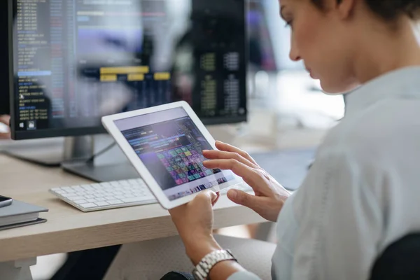 Jonge Zakenvrouw Gebruiken Een Tablet Terwijl Werkt Een Desktopcomputer Moderne — Stockfoto