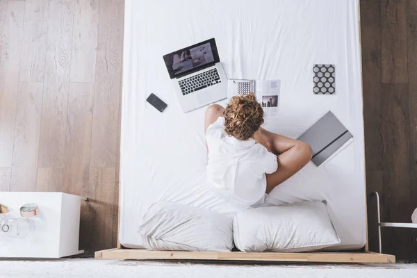 Arriba Foto Mujer Leyendo Libro Escribiendo Portátil Mientras Estudia Cama — Foto de Stock