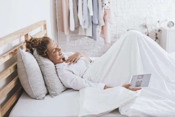 Vrij Lachende Kaukasische Vrouw Met Een Goede Tijd Met Behulp — Stockfoto