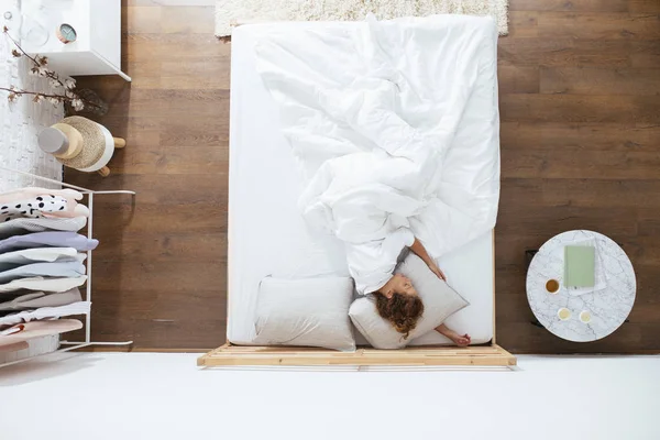 Boven Uitzicht Een Mooie Kaukasische Vrouw Slapen Haar Bed — Stockfoto