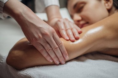 Shouled ve kol masaj yapıyor unrecognisable bir masör elleri yakın çekim.