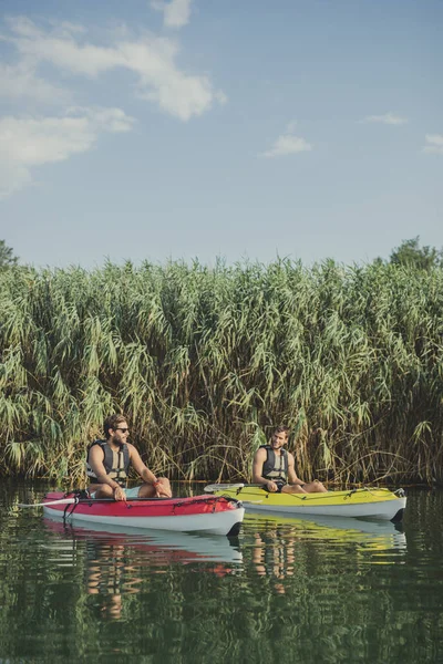 Deux Jeunes Hommes Caucasiens Portant Gilet Sauvetage Kayak Près Herbe — Photo