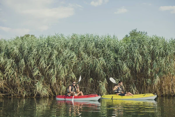 Deux Jeunes Hommes Caucasiens Portant Gilet Sauvetage Kayak Près Herbe — Photo