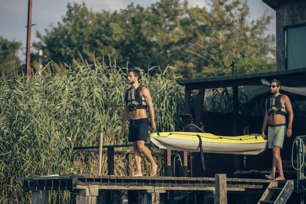 Deux Jeunes Hommes Caucasiens Portant Kayak Sur Jetée Bois — Photo