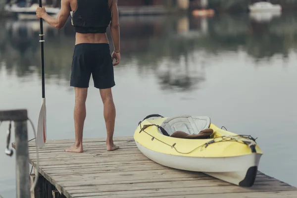 Caucásico Hombre Kayaker Sosteniendo Una Paleta Mientras Está Pie Muelle — Foto de Stock