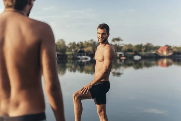 Zwei Junge Kaukasische Männer Stehen Auf Einem Pier — Stockfoto