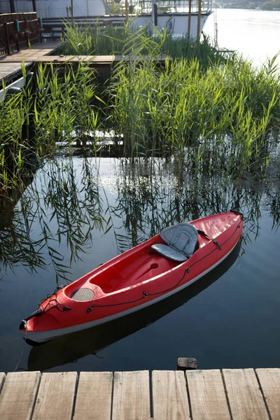 Kayak Flottant Dans Eau Attaché Quai Bois — Photo
